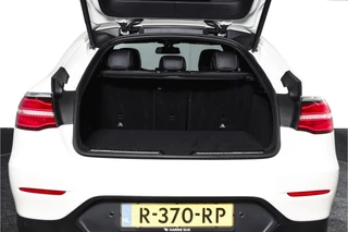 Mercedes-Benz GLC Coupé 250 4MATIC 211 PK Premium AMG Line  | S/K-Panodak | Cruise | Stoelverw. | PDC | Camera | App. Connect | ECC | LM 21" | / 10