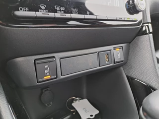 Toyota Yaris 1.5 HYBRID EXECUTIVE HEAD-UP STOELVERWARMING BI-TONE PARK-SENSOREN HALF-LEDER 17"LM-VELGEN PRIVACY-GLASS / 27