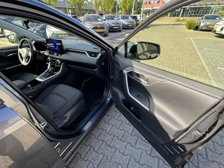 Toyota RAV4 2.5 Hybrid AWD DYNAMIC 1650KG TREKGEW STOELVERW PARK-SENSOREN NAVI CAMERA APPLE/ANDROID LM-VELGEN / 18