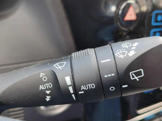 Toyota Auris 1.8 Hybrid DYNAMIC ULTIMATE / 19