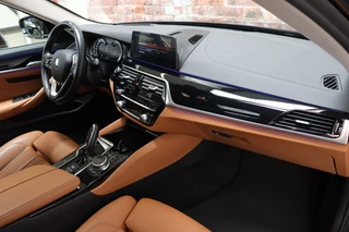 BMW 5 Series Touring 530i High Executive Luxury Line Automaat  / Navigatiesysteem Professional / Panoramadak / Trekhaak / Comfortstoelen / Driving Assistant Plus / Adaptieve LED-koplampen / Hifi / Stuurwielrand Verwarmd / Achteruitrijcamera / Head-Up Display / Stoelverwarming / 20