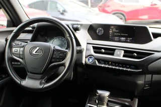 Lexus UX 250h Preference Line 1e EIGENAAR NL-AUTO KEYLESS CARPLAY/ANDROID BLIND-SPOT CAMERA PARK-SENS / 32