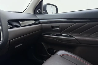 Mitsubishi Outlander 2.0 PHEV Automaat instyle | Navigatie | Lederen bekleding | Achteruitrijcamera | Elektrische achterklep | Stoel- en stuurverwarming | Verwarmd voorraam / 35