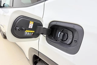 Jeep Compass 4xe 240 Plug-in Hybrid Electric S | Navigatie | Lederen bekleding | Panoramisch schuifdak | Keyless | Stoelverwarming | Zwart dak / 18