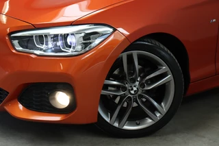 BMW 1 Series 118i Executive M Sport Pakket 5 deurs / Navigatie Professional / LED / Trekhaak / 18 Inch / Climate Control / Hifi / Parkeersensoren / Cruise Control / Extra Getint Glas / Bluetooth / Shadow Line / 10