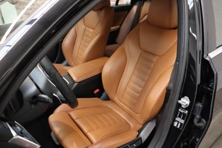 BMW 3 Serie Touring 320i High Executive M Sport Pakket Automaat  / Live Cockpit Professional / Leder / Achteruitrijcamera / DAB / Stoelverwarming / Hifi / Ambiance Verlichting / 18 Inch / LED / Chrome Line / Parkeersensoren voor+achter / Climate Control / 13