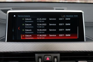 BMW X2 sDrive20i High Executive M Sport Pakket Automaat  / Navigatiesysteem Plus / Leder / Panoramadak / Stoelverwarming / LED / Harman Kardon / 19 Inch / Head-Up Display / Parkeersensoren voor+achter / Climate Control / Shadow Line / 25