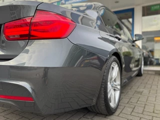 BMW 3 Serie 318i Executive M Sport I Navigatie I Trekhaak I Xenon I Dealer ond. I NL auto / 21