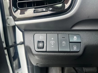Kia Stonic 1.0i Turbo DynamicLine Automaat |  Two-tone lak | Apple Carplay / Android Auto | Airco |  Elektrische ramen | Camera | Parkeersensoren | Lichtmetalen velgen | / 24