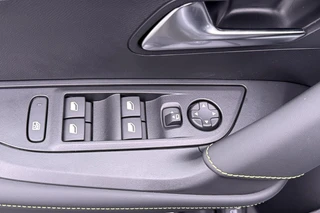 Peugeot 2008 1.2 Hybrid 145 GT / 18" / Navigation pack /  2+6 Jaar Garantie / 25