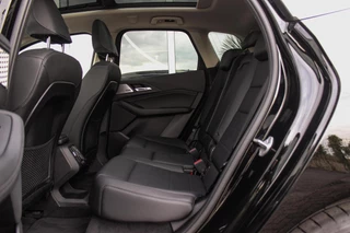 BMW 2-serie Active Tourer 230e xDrive Luxury Line | 1e eigenaar | BTW auto | Driving Assistant | Harman Kardon | 360 camera | Panoramadak | Head-up | M-sportstuur | Keyless entry / 18