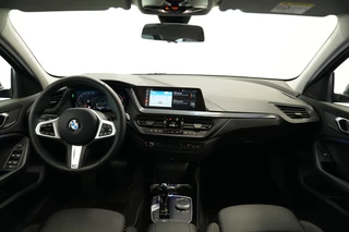 BMW 1 Serie 118i Sport Line  Keyless Go Navi LED Carplay 24 Maanden garantie* (Vraag naar de voorwaarden) / 6