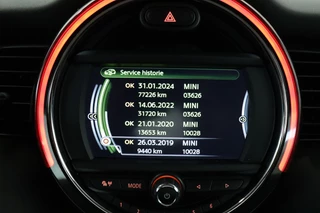 MINI Cooper Hatchback Pepper Business Automaat 3 deurs  / Navigatiesysteem / Cruise Control / Achteruitrijcamera / Comfort Access / Bluetooth / Climate Control / Lichtpakket / Parkeersensoren  / 16 Inch / Chrome Line / 25