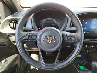 Toyota Aygo X Envy Automaat STOELVERWARMING PDC VOOR EN ACHTER AD-CRUISE TEL. DRAADLOOS LADEN / 17