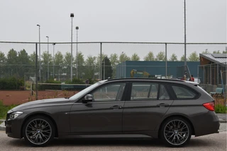 BMW 3 Serie Touring 320i xDrive High Executive M 184 pk  | Vol | HUD | Elekt.haak | Keyless | Open dak | Camera | LED/Xenon | LM-Velgen 19" / 26