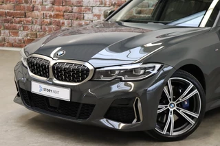 BMW 3 Serie Touring M340i xDrive High Executive M Sport Pakket Automaat  / Live Cockpit Professional / Panoramadak / Trekhaak / Individual Leder Merino / Driving Assistant / M Sport Differentieel / Harman Kardon / M Adaptief Onderstel / Safety Pack / Head-Up Display / 19 Inch / Stoelverwarming voor+achter / 2