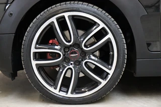 MINI Clubman Cooper S Chili Serious Business Automaat / Navigatiesysteem Professional / Panoramadak / Trekhaak / Leder / 19 Inch / Driving Assistant / Lichtpakket / Achteruitrijcamera / Climate Control / Harman Kardon / Stoelverwarming / 14