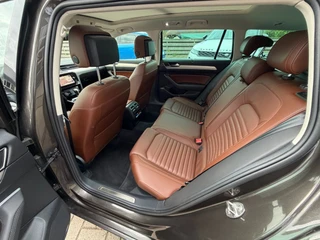 Volkswagen Passat Variant 1.4 TSI ACT Highline Business R / Pano / Massage / Camera / Sportleder / Trekhaak / Zeer mooie auto ! / 41