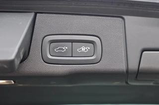 Volvo XC60 T6 Recharge AWD R-Design | Trekhaak | Parkeercamera |Panoramadak | Longe Range | Keyless / 19