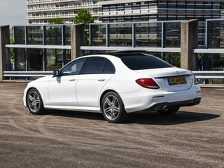 Mercedes-Benz E-klasse 220 d AMG Line Night Edition Panoramadak Widescreen Sfeerverlichting Apple CarPlay Android Auto Camera Stoelverwarming LED / 10