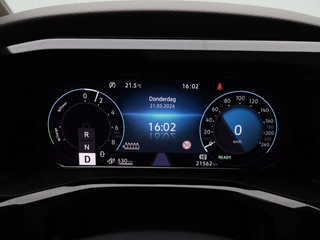 Volkswagen Multivan 1.4 eHybrid L2H1 Style 7-Persoons | Panorama dak | Stoelverwarming | Adaptive Cruise | Trekhaak | Camera | CarPlay | Climatronic | 17 Inch | 21.560 Km !! / 25