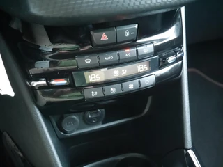 Peugeot 2008 1.2 PureTech GT-line | 110PK | Trekhaak | Achteruitrijcamera | 17 inch lichtmetalen velgen | Apple carplay/Andriod auto | Dakrails | Climate control | Cruise control / 27