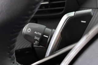Peugeot 208 1.2 Hybrid 110 e-DCS6 Allure Achteruitrijcamera Apple CarPlay Navigatie / 35