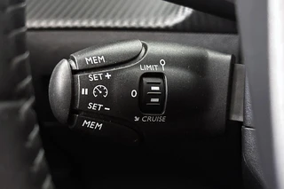 Peugeot e-2008 EV Allure Pack 50 kWh Stoelverwarming Camera Apple CarPlay / 27