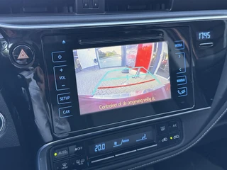 Toyota Auris 1.8 Hybrid Executive / 13