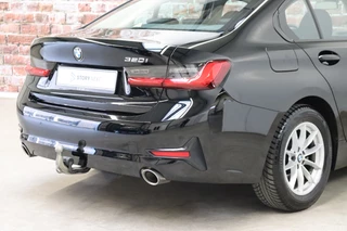 BMW 3 Serie Sedan 320i Executive Edition Automaat  / Trekhaak / Live Cockpit Professional / Cruise Control / Parkeersensoren / Neerklapbare Achterbank / Apple Carplay / Sportstuur / 6