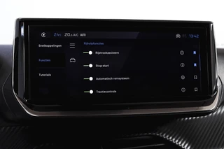 Peugeot 2008 1.2 PureTech 130 PK Allure - Automaat  | Dig. Cockpit | Adapt. Cruise | Stoelverw. | PDC | Camera | App. Connect | ECC | LM 17" | / 31