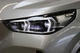BMW X1 sDrive20i Executive M Sport Pakket Automaat  / Live Cockpit Professional / Shadow Line / Comfort Access / Head-Up Display / Adaptieve LED / 18 Inch / Parking Assistant Plus / Innovation Pack / Elektrisch Verstelbare Voorstoelen / Extra Getint Glas / 5