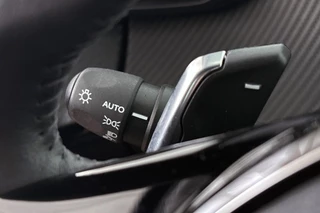 Peugeot 208 1.2 Hybrid 110 e-DCS6 Allure / 33