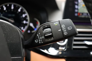 BMW 5 Series Touring 530i High Executive Luxury Line Automaat  / Navigatiesysteem Professional / Panoramadak / Trekhaak / Comfortstoelen / Driving Assistant Plus / Adaptieve LED-koplampen / Hifi / Stuurwielrand Verwarmd / Achteruitrijcamera / Head-Up Display / Stoelverwarming / 42