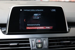 BMW 2 Serie Active Tourer 220i Executive Automaat  / Navigatiesysteem / Adaptieve LED koplampen / Hifi / Stoelverwarming / 16 Inch / Parkeersensoren voor+achter / Bluetooth / Cruise Control / Elektrische Achterklep / Verstelbare Achterbank / 26