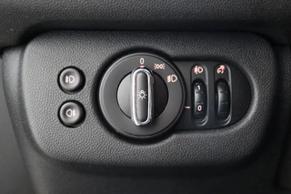 MINI Clubman Cooper Salt Business Automaat  / Navigatiesysteem / Panoramadak / 17 Inch / Apple CarPlay / Chrome Line / Head-Up Display / Climate Control / Bluetooth / Cruise Control / 31