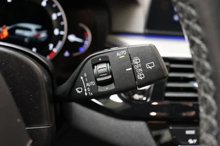 BMW 5 Series Touring 520i High Executive M Sport Pakket Automaat  / Navigatiesysteem Professional / Adaptieve LED-koplamp / Hifi / Climate Control / Parkeersensoren / Sfeerverlichting / Chrome Line / Sportstoelen / Cruise Control / Stoelverwarming / 35