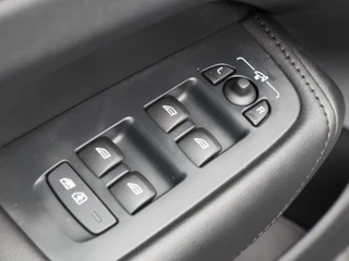 Volvo XC60 2.0 T8 455 Pk Plug-in hybrid AWD Plus Bright | Panoramadak | Trekhaak | 360° Camera | Harman Kardon | Leder | 19 Inch | 35.116 Km!! / 22