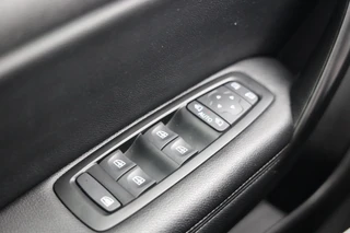 Renault Megane Estate 1.6 E-Tech Plug-In Hybrid 160 Intens|Camera|HUD|Keyless|Dodehoek assistentie / 19