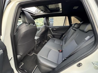 Toyota RAV4 2.5 HYBRID AWD BI-TONE PANO-DAK STOELVERW BLIND-SPOT 360° CAMERA PARK-SENSOREN APPLE/ANDROID EL-ACHTERKLEP / 13