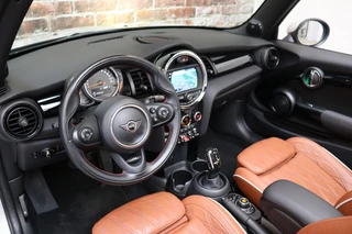 MINI Cooper S Cabrio Chili Automaat  / Navigatiesysteem / Leder / Climate Control / Harman Kardon / Parkeersensoren / LED / Sportstoelen / Windscherm / Cruise Control / 17 Inch / Lichtpakket / Bluetooth / 16