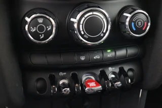 MINI Cooper Hatchback Business 3 deurs  / Navigatiesysteem / Airconditioning / Cruise Control / Bluetooth / Audio / 15 Inch / Elektrisch Pakket / 23