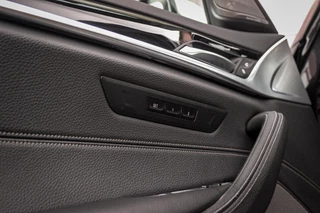 BMW 5-serie M550d xDrive High Executive | 2e eigenaar | Driving Assistant Plus | Innovation pakket | Stoelverwarming & -ventilatie | Stuurverwarming | Harman-kardon | 360 camera / 46