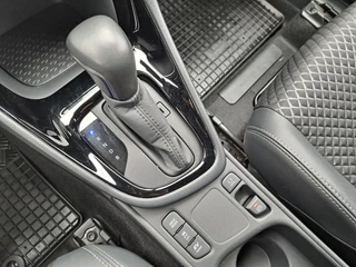 Toyota Yaris 1.5 HYBRID EXECUTIVE HEAD-UP STOELVERWARMING BI-TONE PARK-SENSOREN HALF-LEDER 17"LM-VELGEN PRIVACY-GLASS / 25