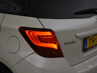 Toyota Yaris 1.0 VVT-i Trend Bi-Tone | LMV | Camera | Cruisecontrol | / 12