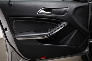 Mercedes-Benz GLA-klasse 180 Ambition | URBAN PACK | PANORAMADAK | STOELVERWARMING | TREKHAAK | 18" / 25