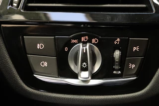 BMW 5 Serie Touring 540i xDrive High Executive Automaat  / Harman Kardon / Adaptief Onderstel / Driving Assistant / Achteruitrijcamera / Navigatie Professional / Cruise Control / Sportstoelen / Parking Assistant / Zonnescherm / Climate Control / 18 Inch / Stoelverwarming voor+achter / 32