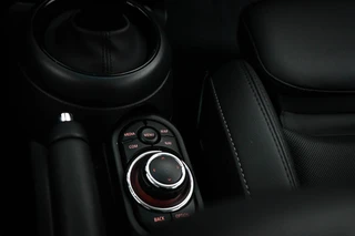 MINI 5-Deurs 1.5 Cooper Business Edition | CLIMA | STOELVERWARMING | DAB | APPLE | MOONWALK GREY / 38