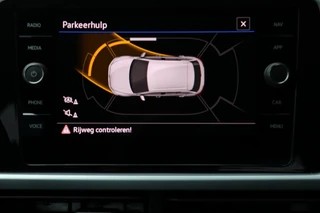 Volkswagen T-ROC 1.0 TSI Edition Stoelverwarming Lane-assist / 20