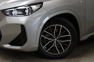 BMW X1 sDrive20i Executive M Sport Pakket Automaat  / Live Cockpit Professional / Shadow Line / Comfort Access / Head-Up Display / Adaptieve LED / 18 Inch / Parking Assistant Plus / Innovation Pack / Elektrisch Verstelbare Voorstoelen / Extra Getint Glas / 4